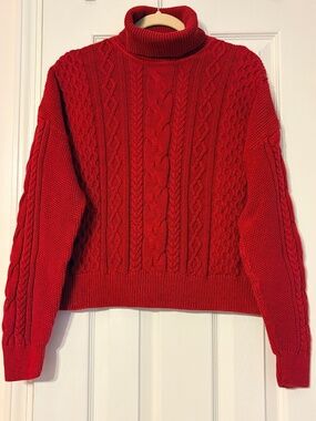 Cap cable-knit turtleneck sweater.
